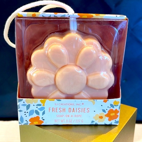 sj creations Other - 🔥SOAP ON A ROPE🔥FRESH DASIES FLOWER SHAPED SOAP, GREAT FOR TRAVEL OR GIFT NWT